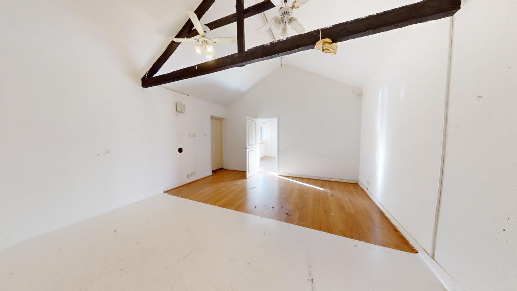 Lot: 73 - VACANT COMMERCIAL SPACE WITH PARKING IN TOWN CENTRE -